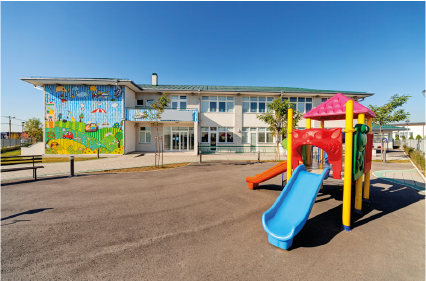 école avec structure de jeux