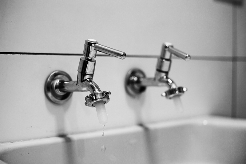 Des robinets laissent couler un filet d'eau